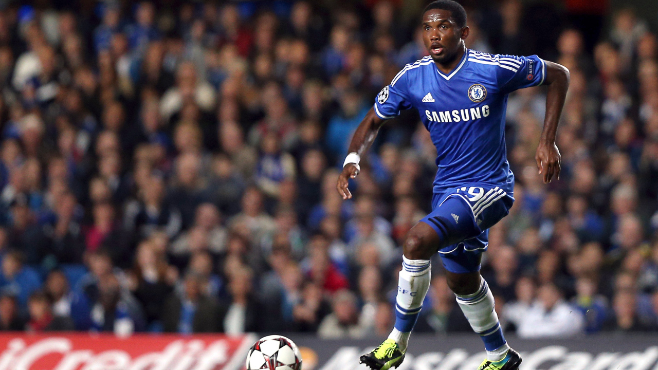  Челси Самуэль Etoo на футбольном поле