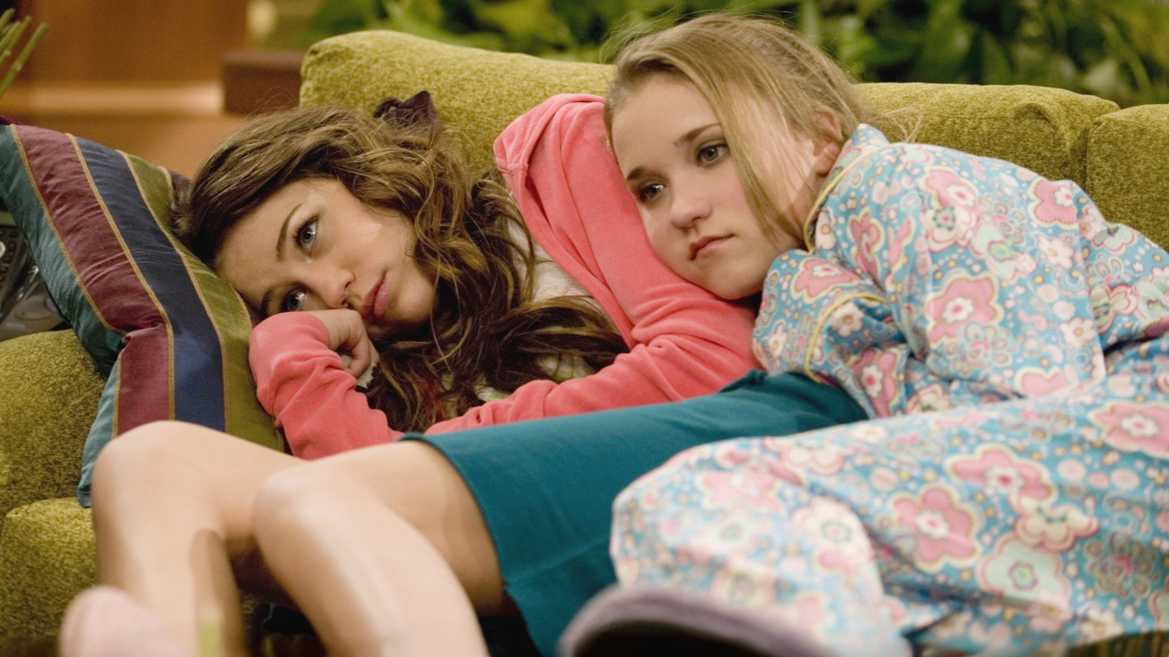 Эмили Осмент и Майли Сайрус на диване, сериал Ханна Монтана