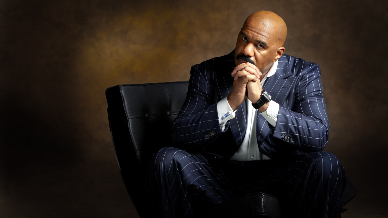 Эвандер Холифилд в синем костюме