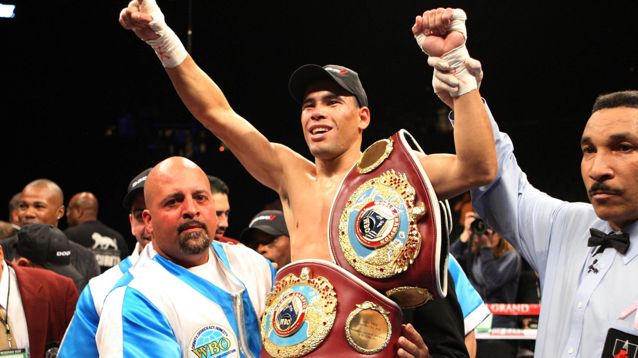 Известный боксер Феликс Тринидад и его пояса