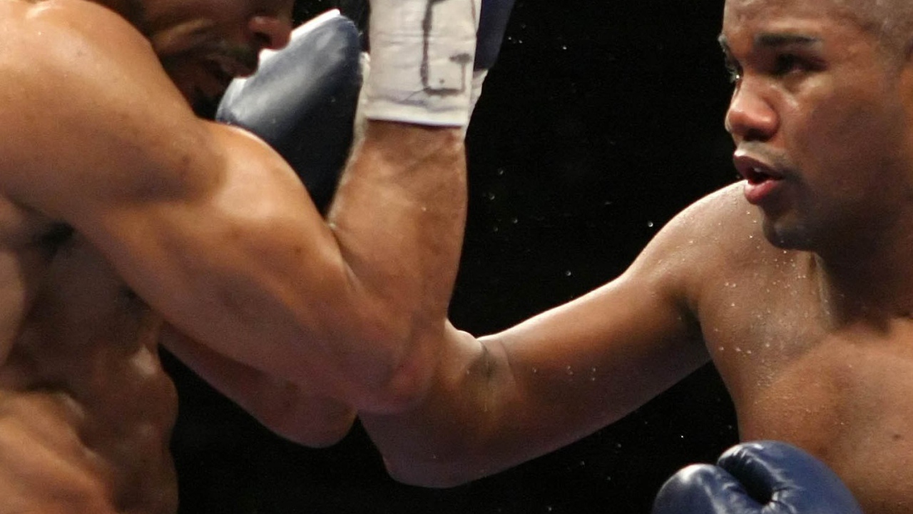 Известный боксер Феликс Тринидад выполняя апперкот