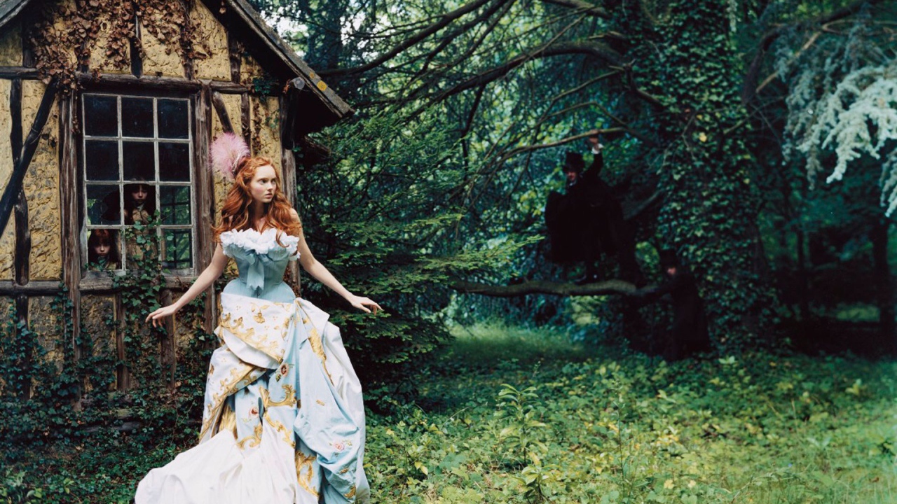 Призраки за окном дома