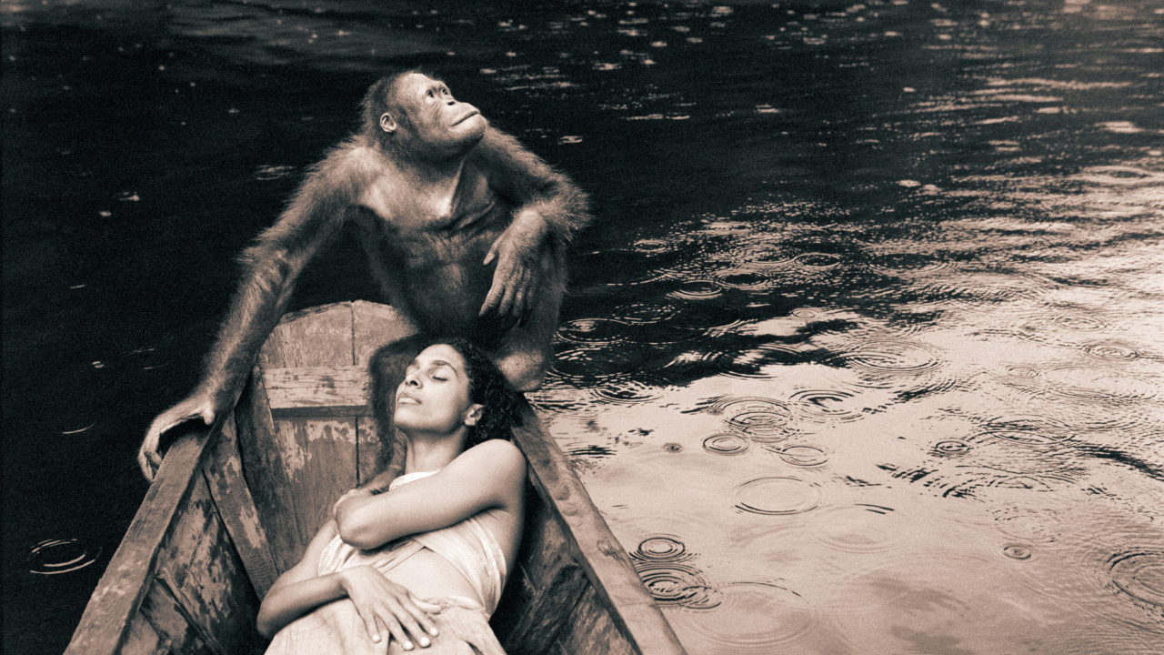 Девушка в лодке с обезьяной