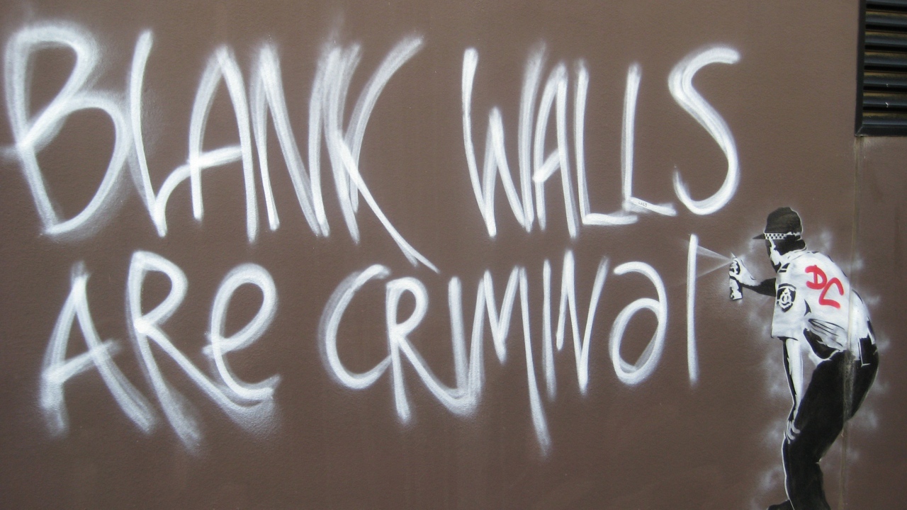 Граффити, полицейский нарушитель закона, художник Бэнкси