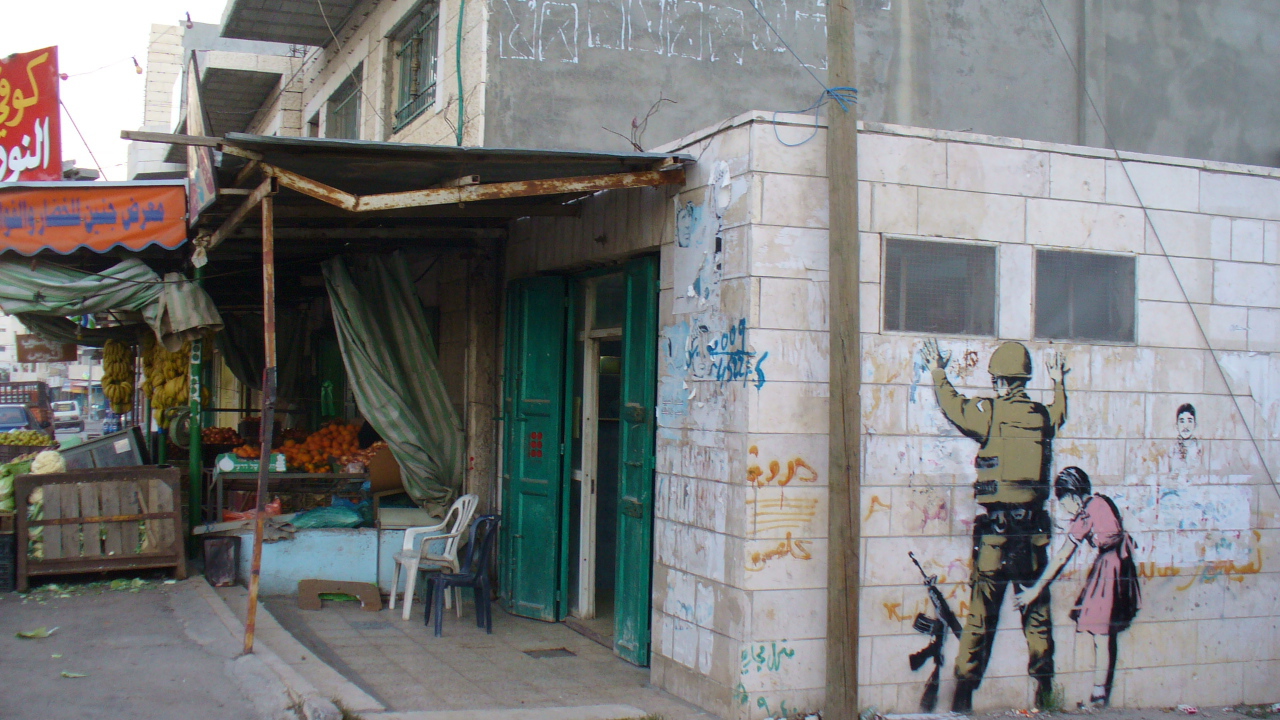 Граффити, военный и девочка, художник Бэнкси