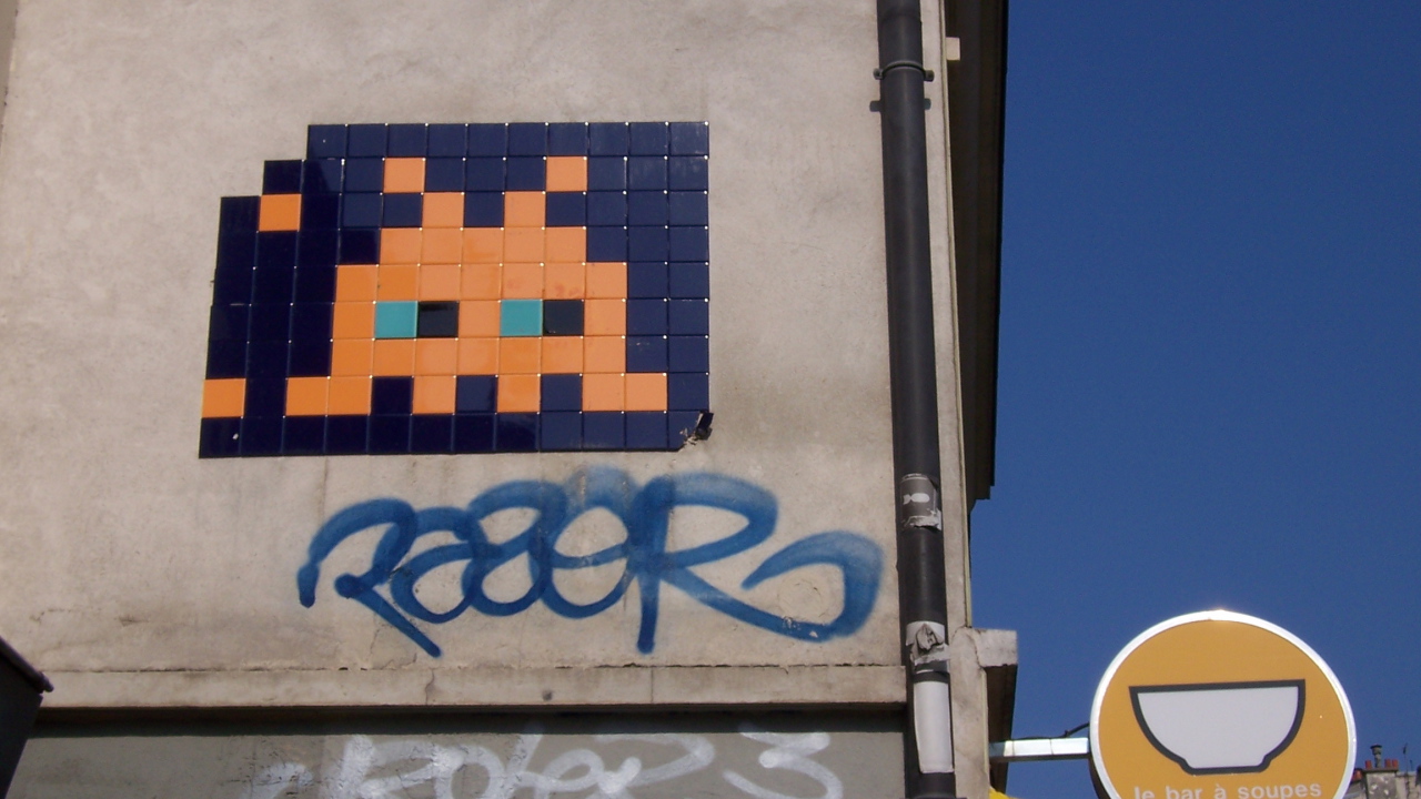 Граффити из плиток на стене