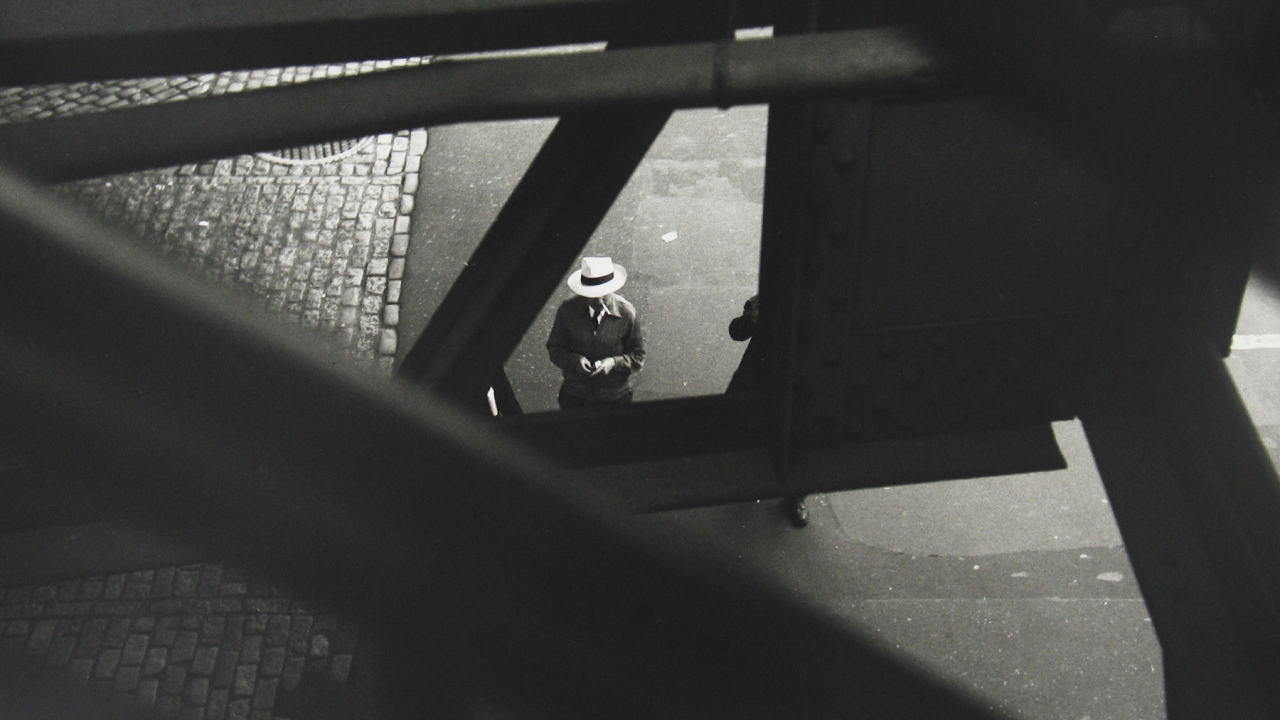 Мужчина с сигаретой, ретро фотография