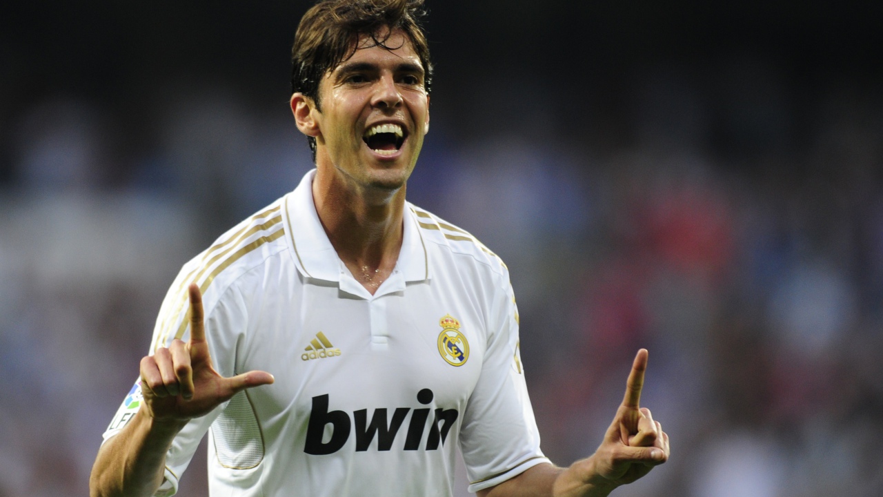  Милан Кака в белой футболке