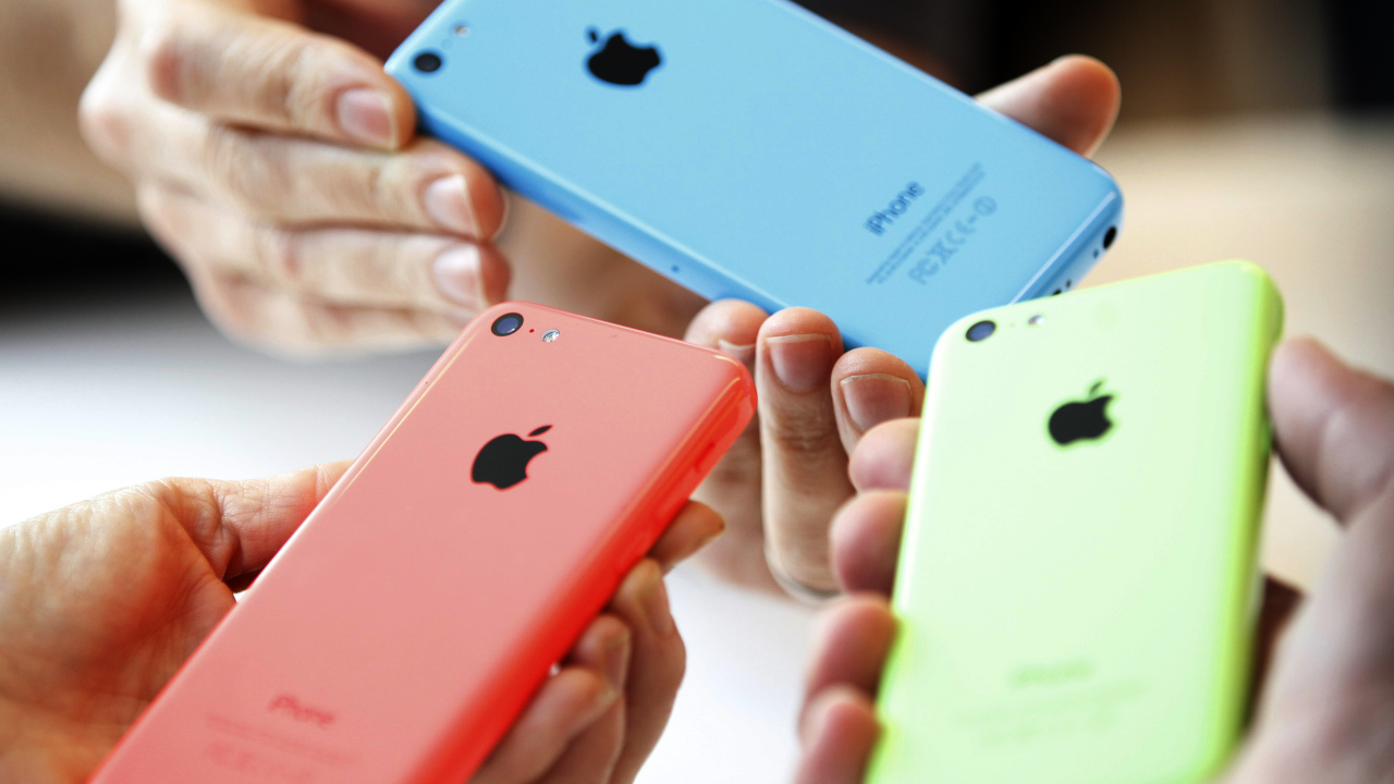 Новые Iphone 5C в руках