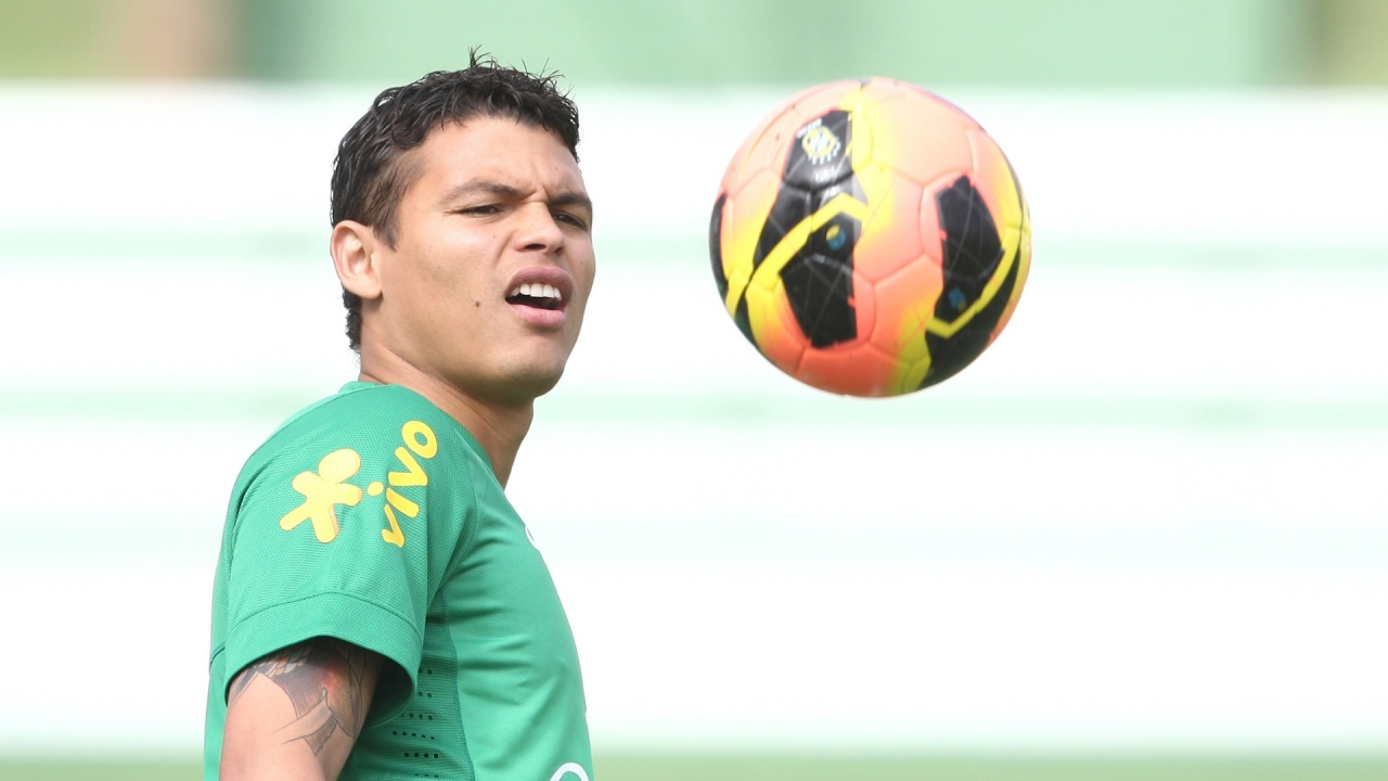 ПСЖ Тиаго Силва смотрит на мяч