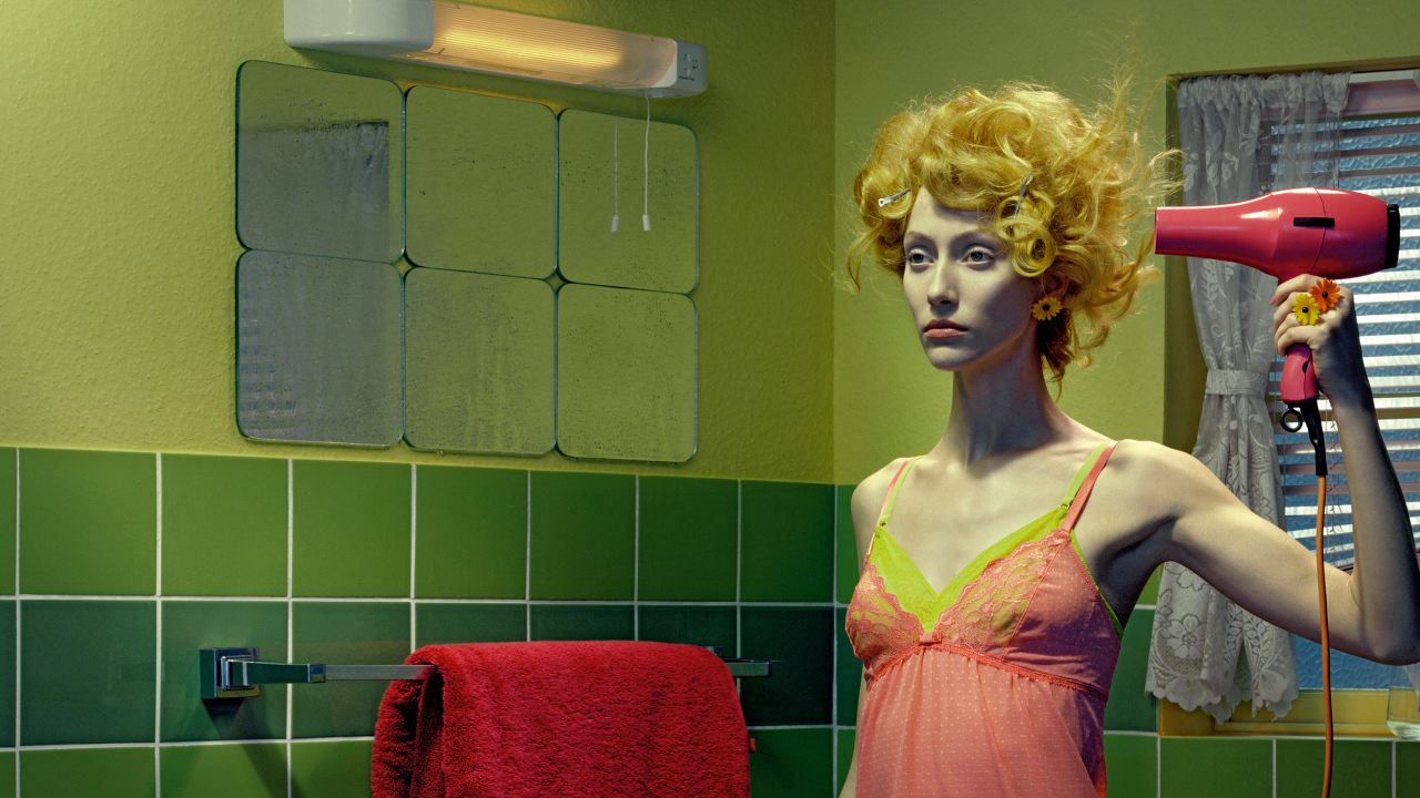 Фотография девушки в ванне с феном