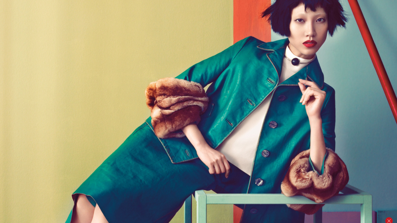 Фотография девушки на ярком фоне 