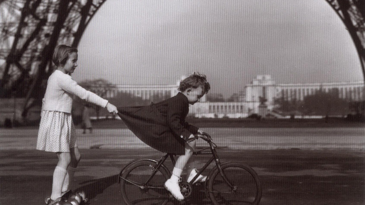 Фотография детей под Эйфелевой башней