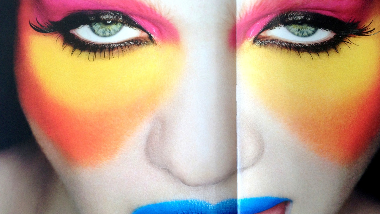 Фотография девушки с ярким макияжем