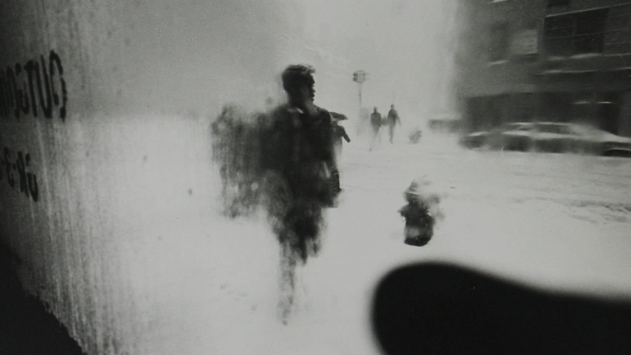 Фотография людей в заснеженном городе