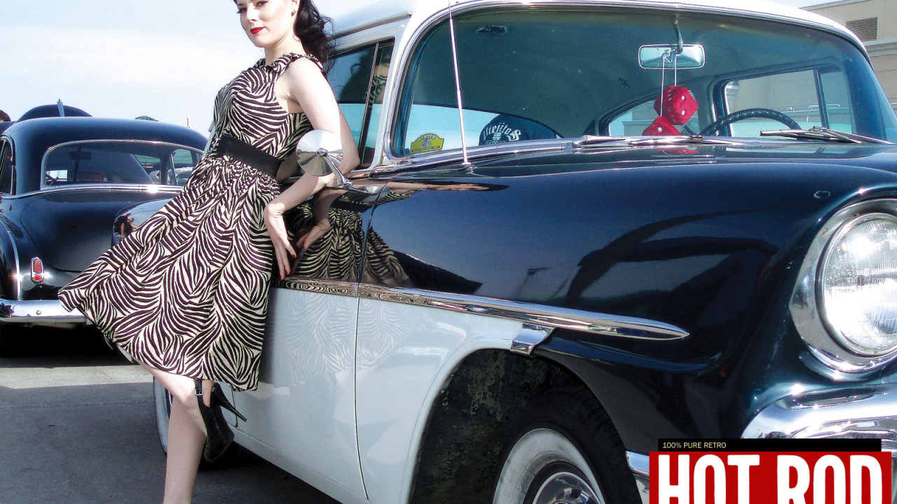 Пин Ап девушка возле ретро автомобиля из прошлого