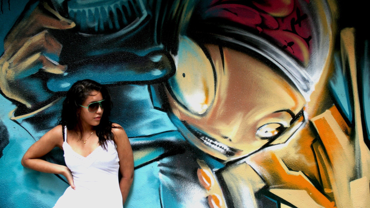 Красивая девушка и яркое граффити
