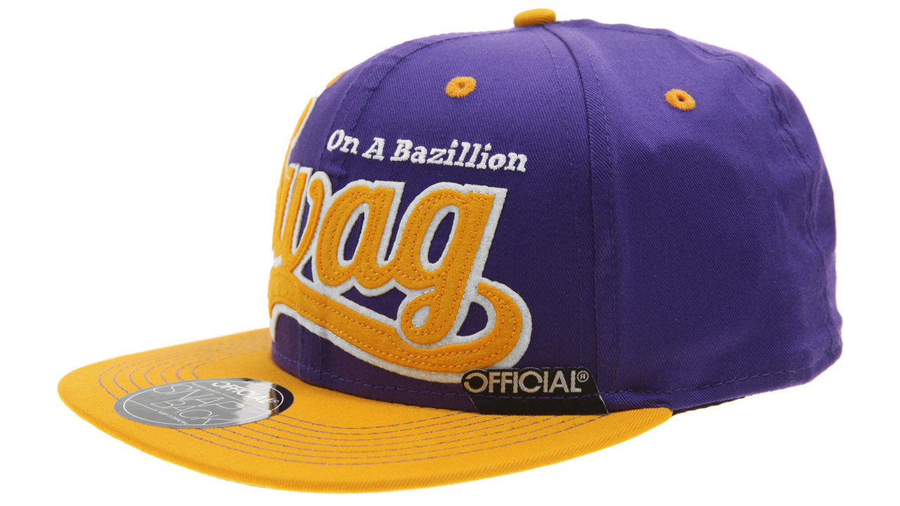 Фиолетовая кепка swag на белом фоне