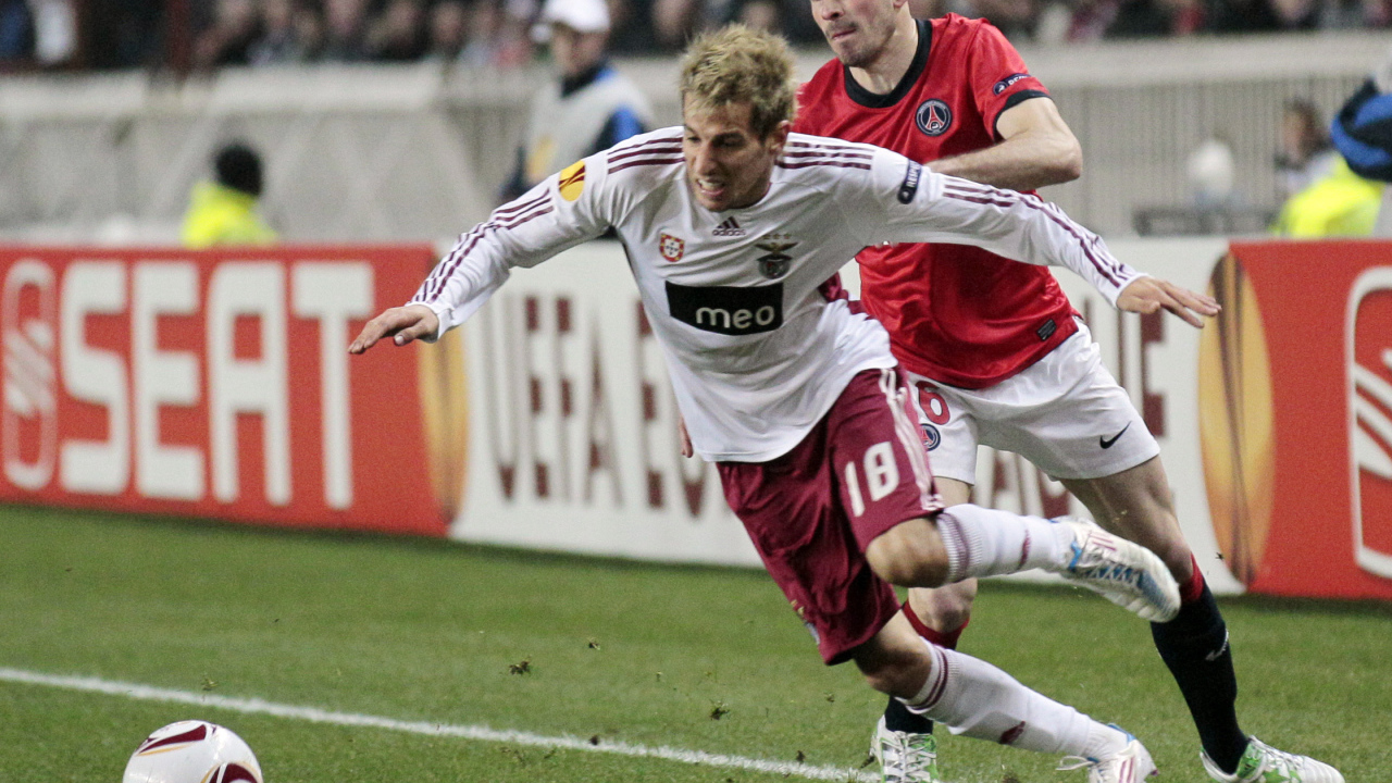 Реал Мадрид Фабиу Коэнтрау борется за мяч