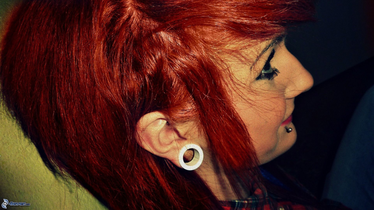 Девушка рыжеволосая с пирсингом в губе