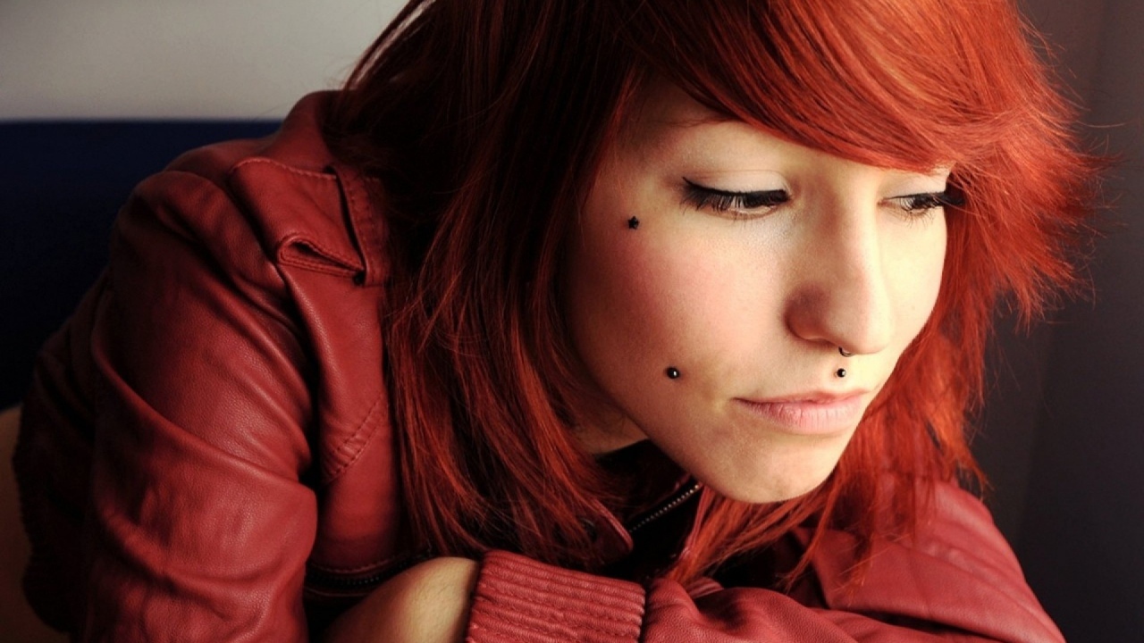 Девушка рыжеволосая с пирсингом на лице