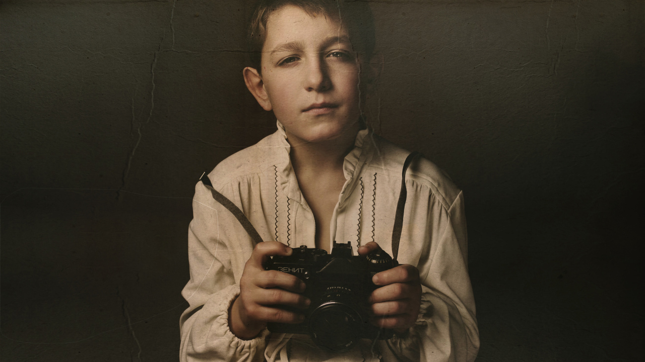 Селфи молодого фотографа с фотоаппаратом Зенит