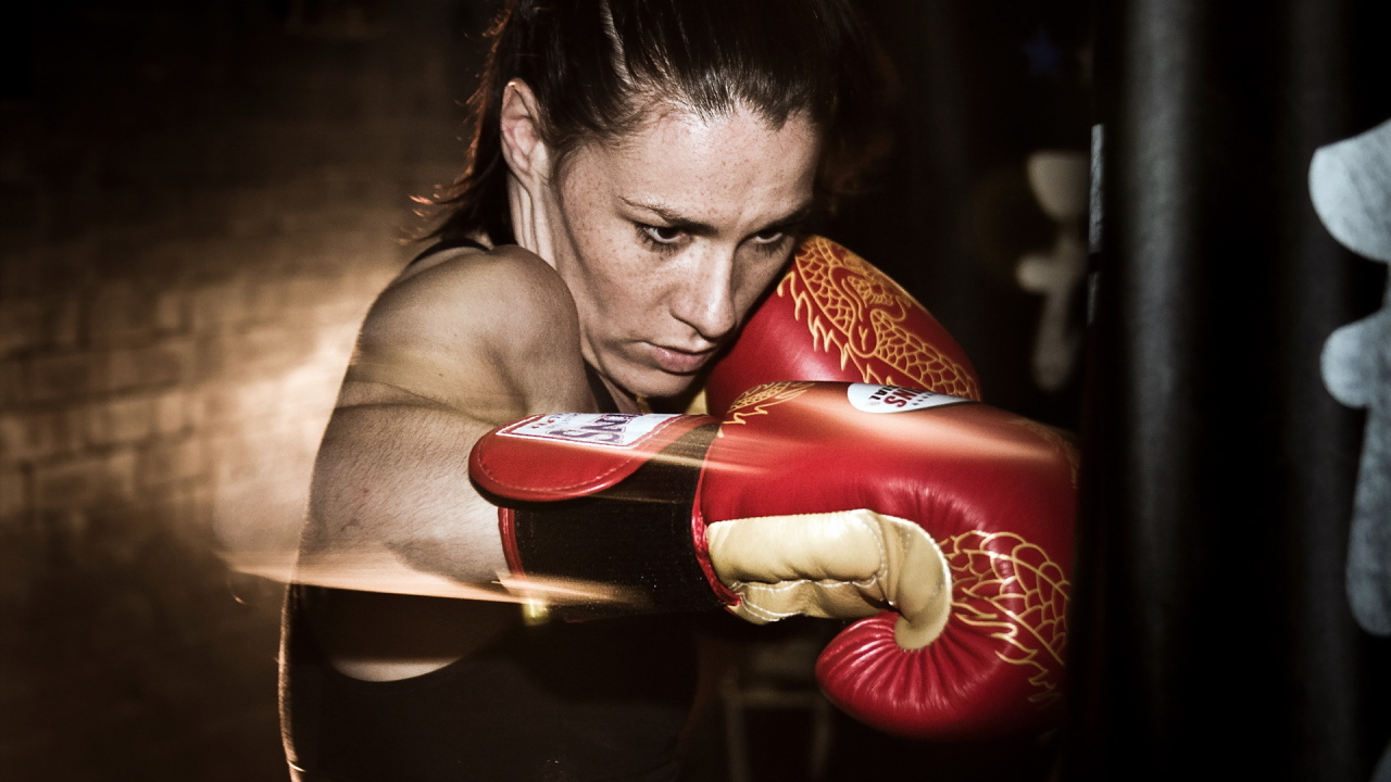 Спортивная девушка боксёр