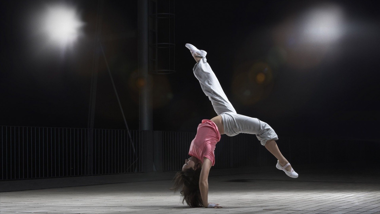 Спортивная девушка в розовом топике