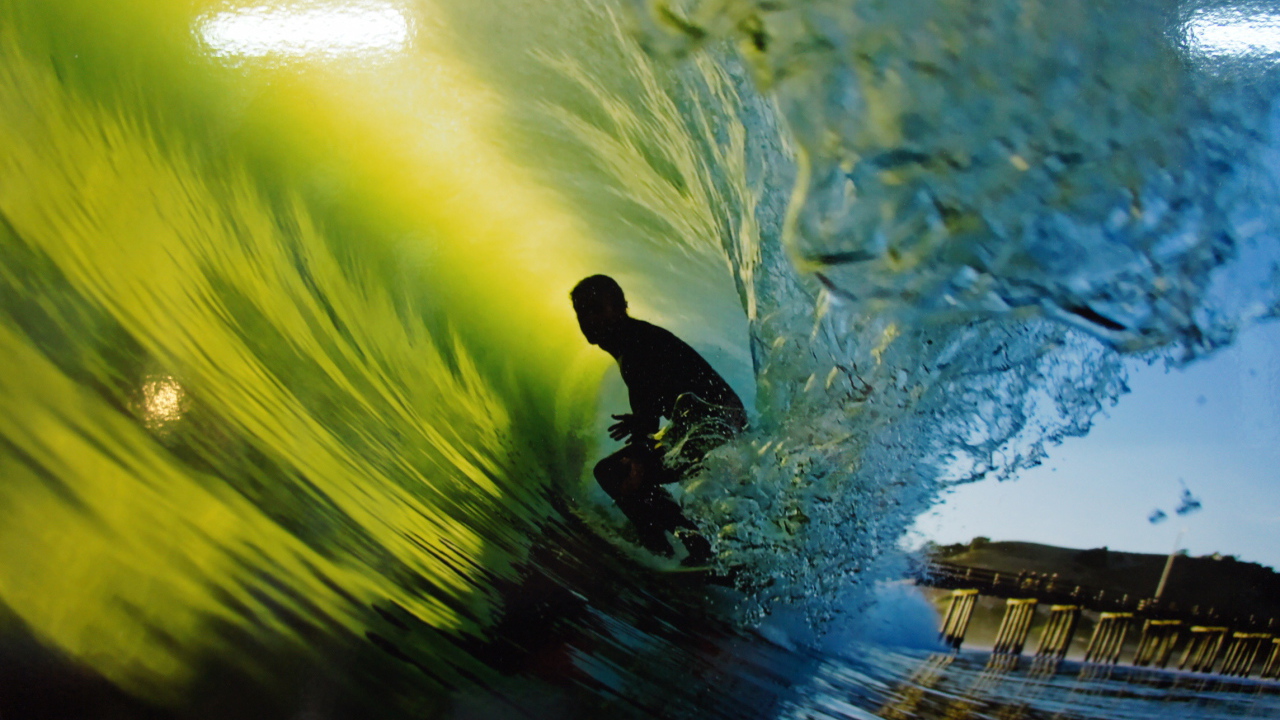 Сёрфер на волне