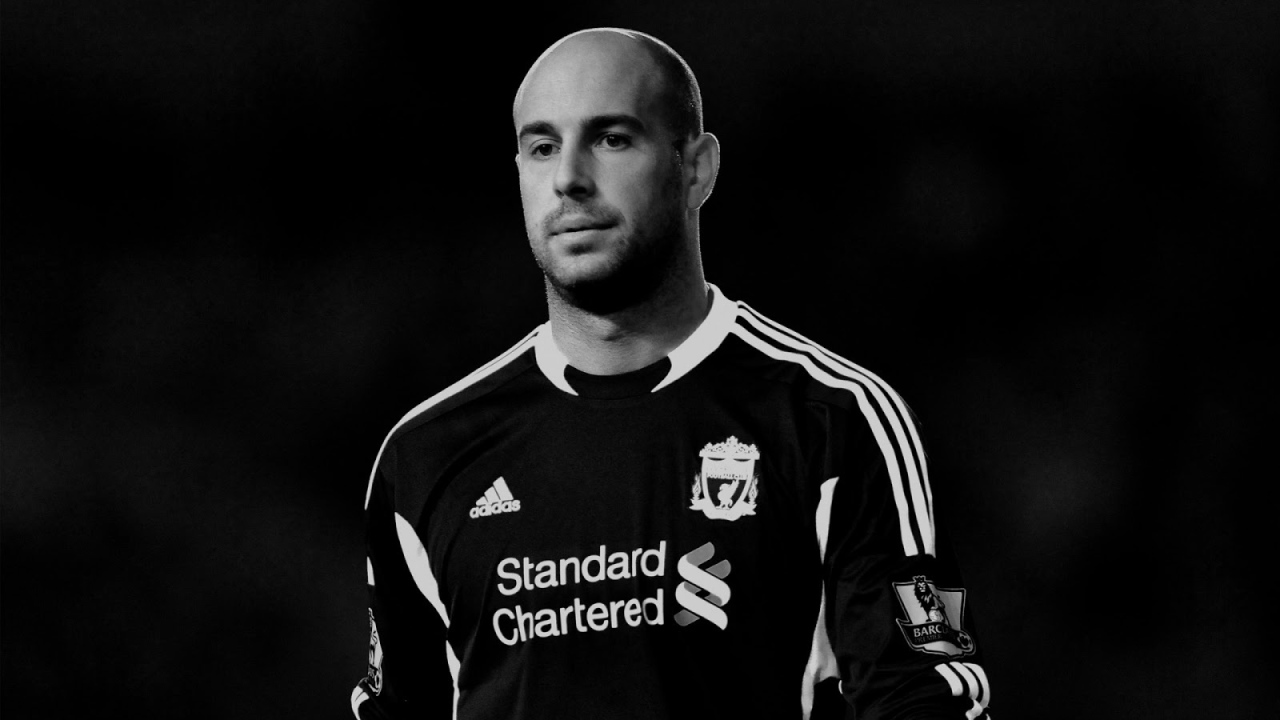 Лучший вратарь Наполи Пепе Рейна в черных тонах