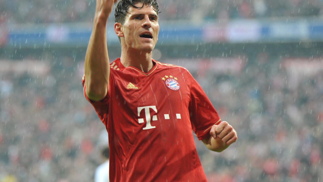  Лучший игрок Фиорентины Марио Гомеса под дождем