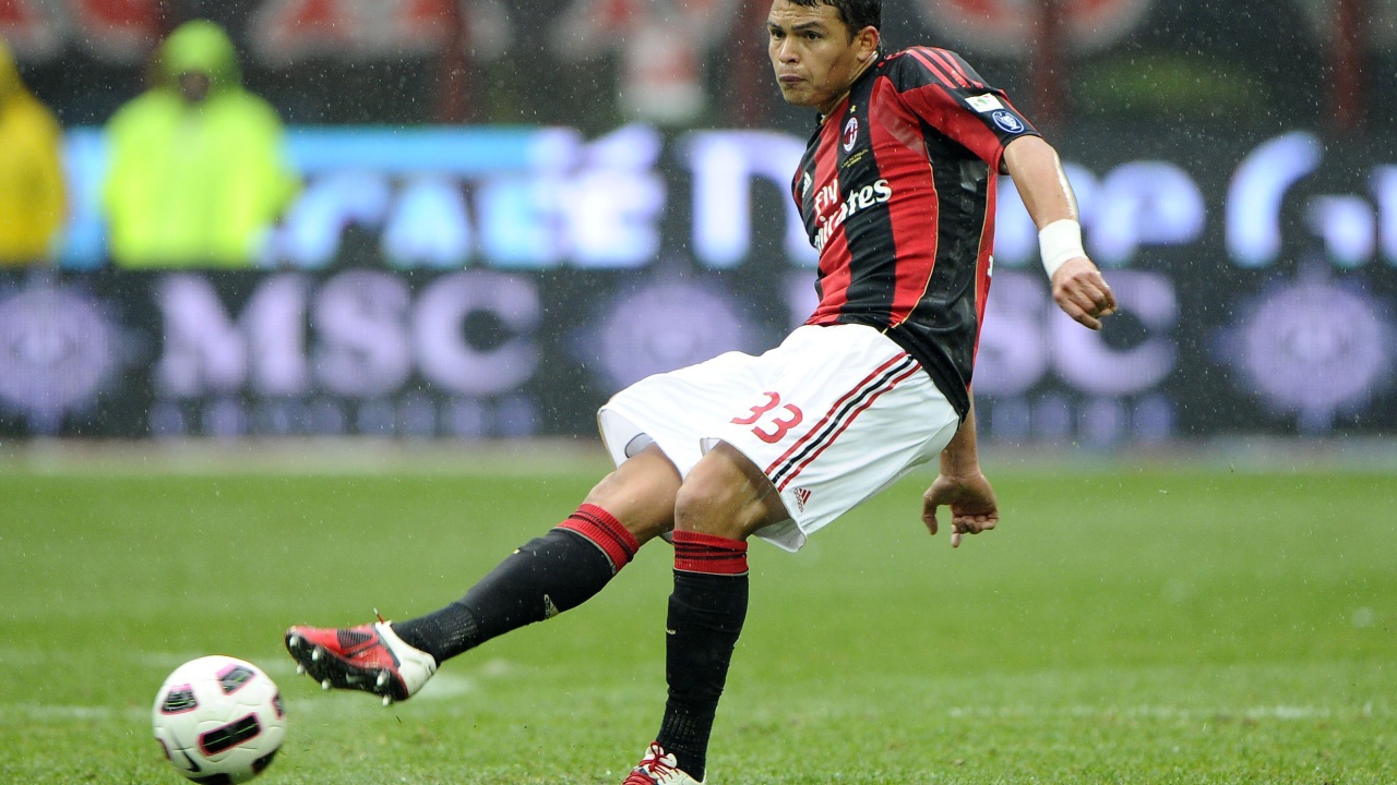 Лучший игрок ПСЖ Тиаго Силва наносит удар по мячу