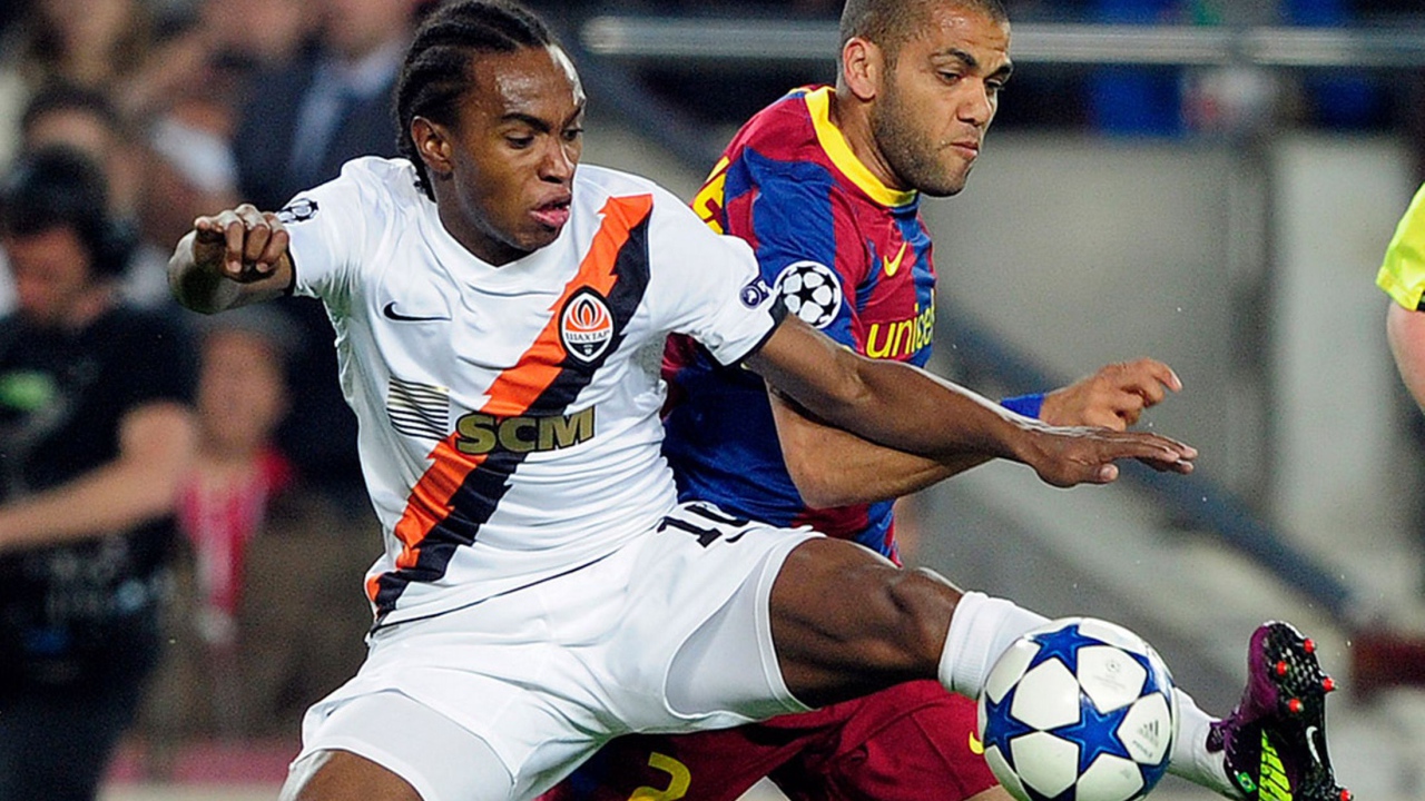 Защитник Барселоны Даниэл Алвес борется за мяч