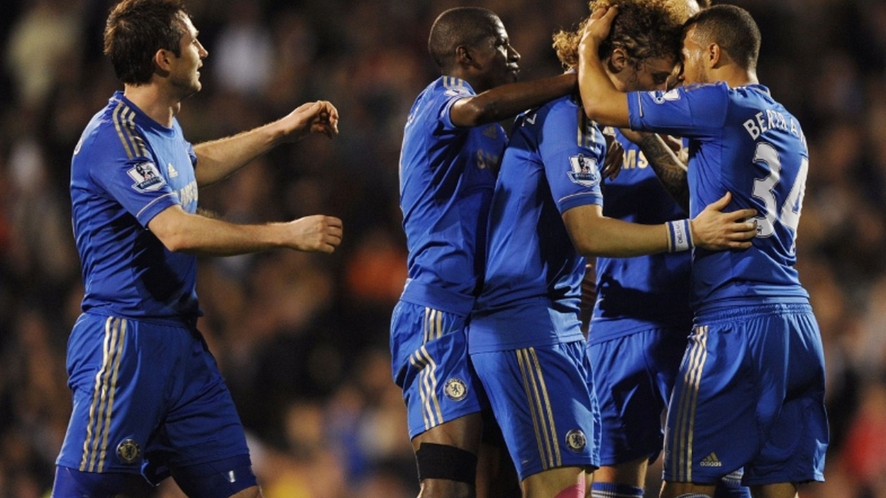 Защитник Челси Давид Луис и его команды