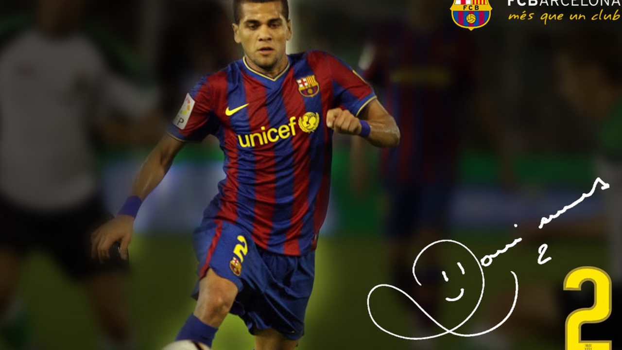 Защищающийся игрок Барселоны Даниэл Алвес