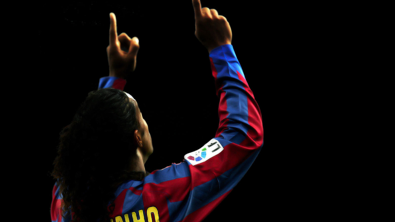 Футболист Атлетико Минейро Роналдиньо на черном фоне