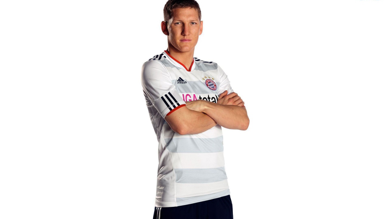  Футболист Баварии Бастиана Швайнштайгера на белом фоне