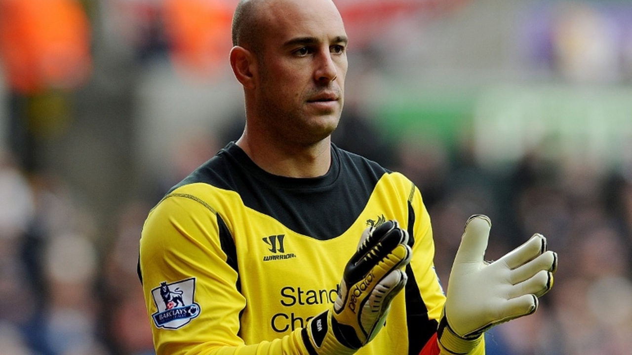 The football player of Napoli Pepe Reina is applauding