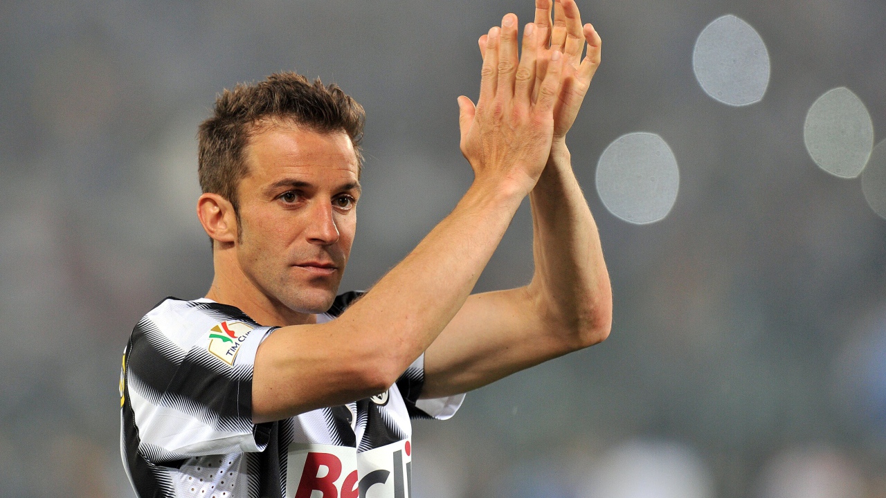 Футболист Сиднея Алессандро Дель Пьеро аплодирует своим поклонникам