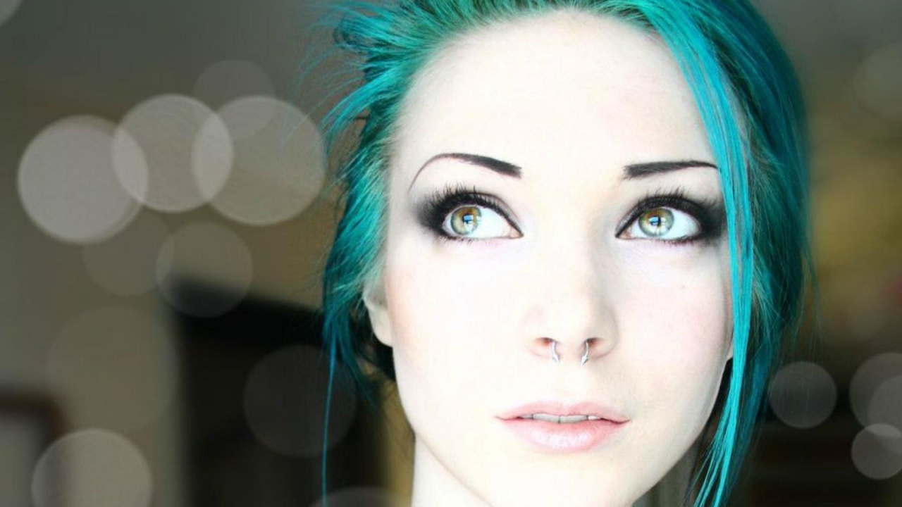 Девушка с голубым волосами и пирсингом в носу