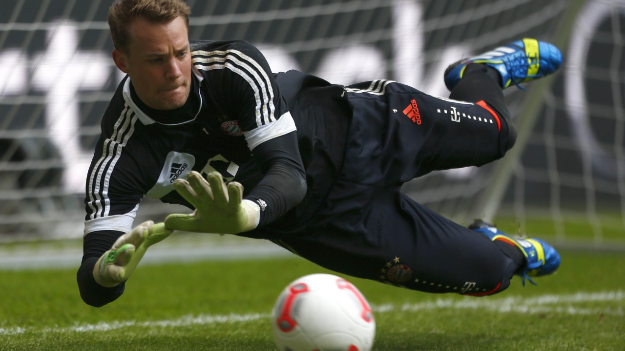 Голкипер Баварии Мануэль Нойер ловит мяч