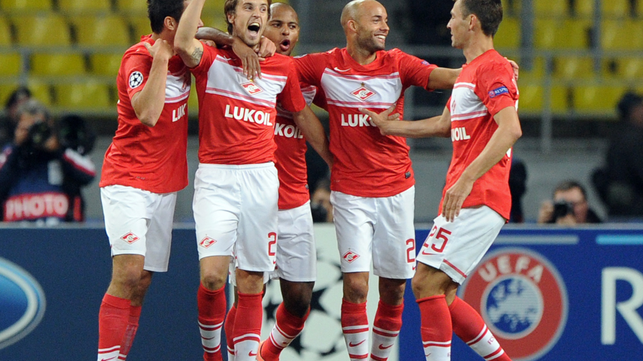 Полузащитник Спартака Дмитрий Комбаров и его команда