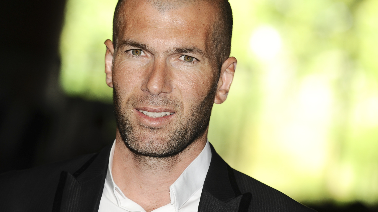 Легенда футбола Зинедин Зидан в костюме