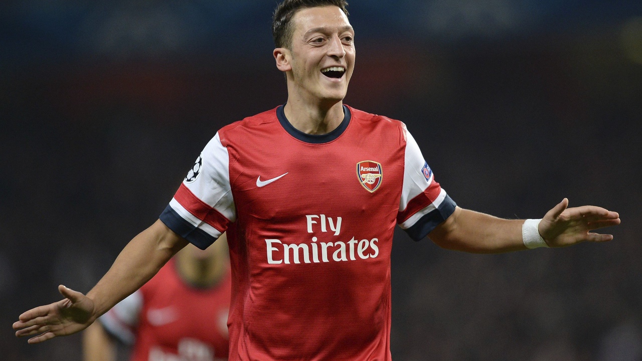 Игрок Арсенала Месут Озил радуется после победы