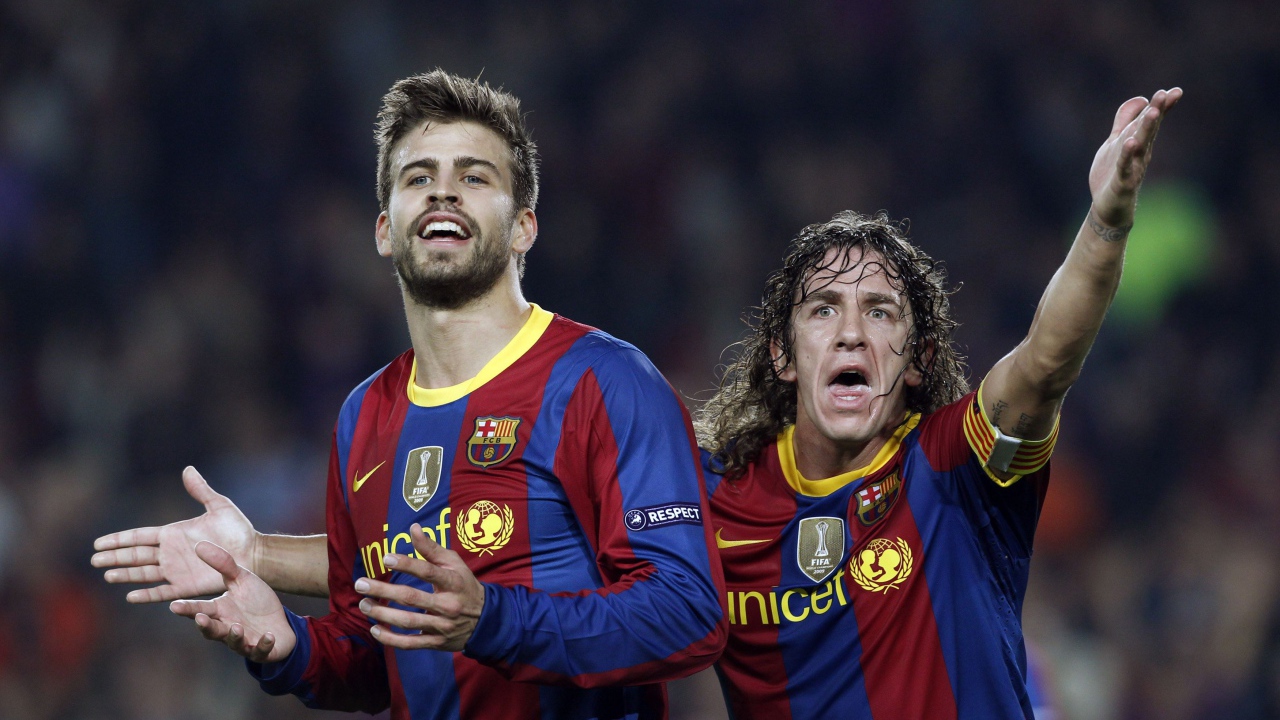 Игрок Барселоны Херард Пике на поле