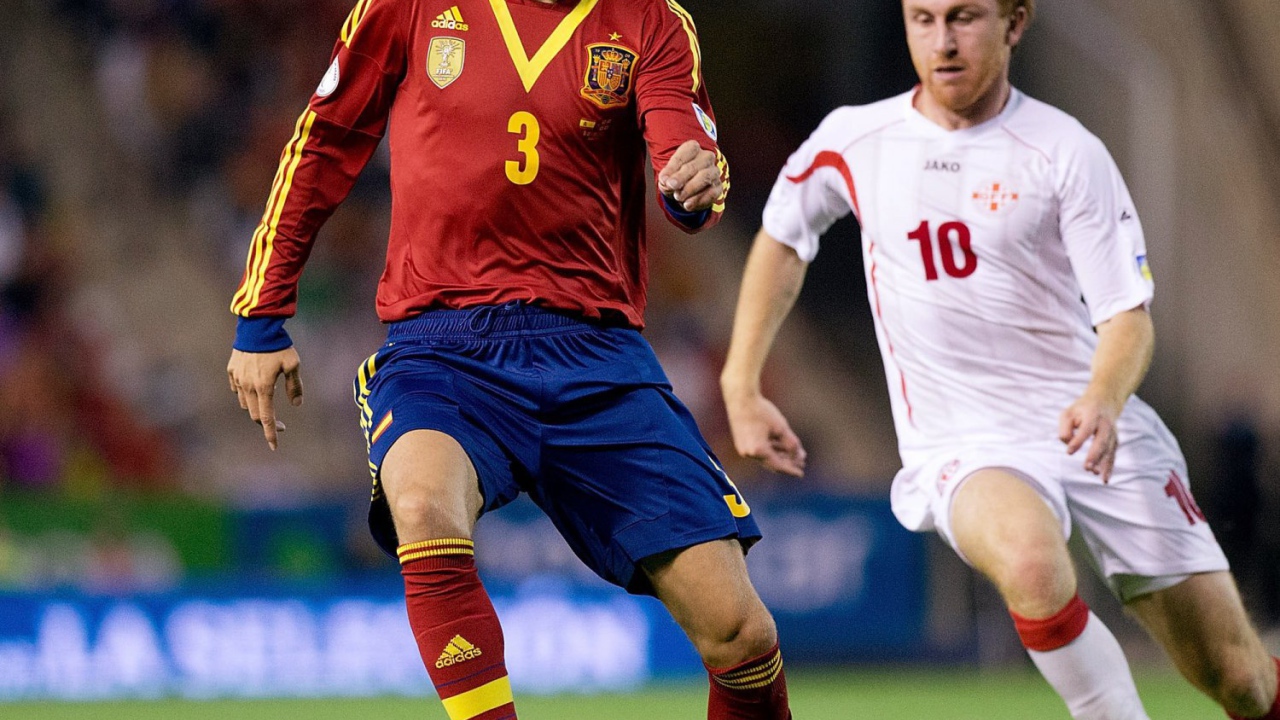 Игрок Барселоны Херард Пике забирает мяч