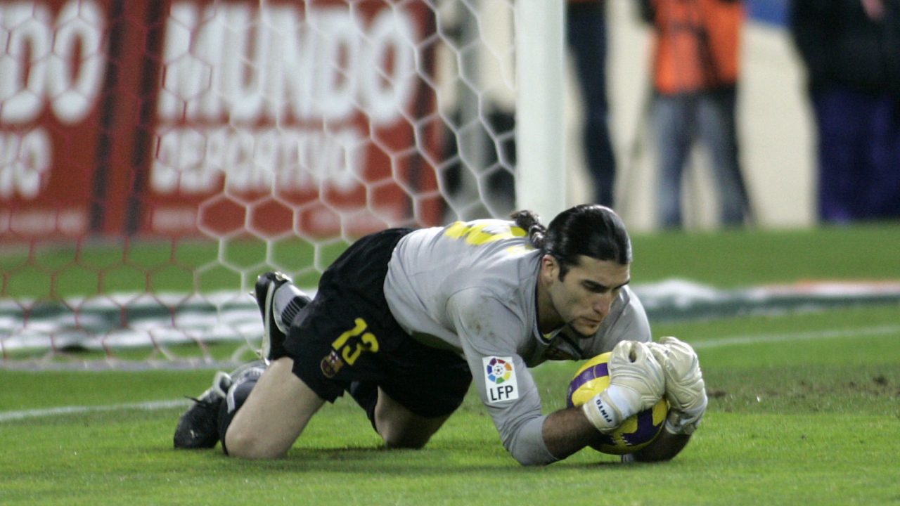 Игрок Барселоны Хосе Пинто является ловит мяч