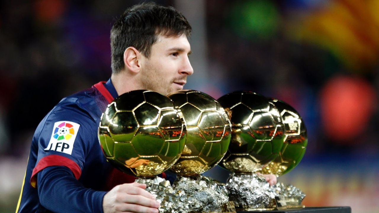 Игрок Барселоны Лионель Месси со своими трофеями