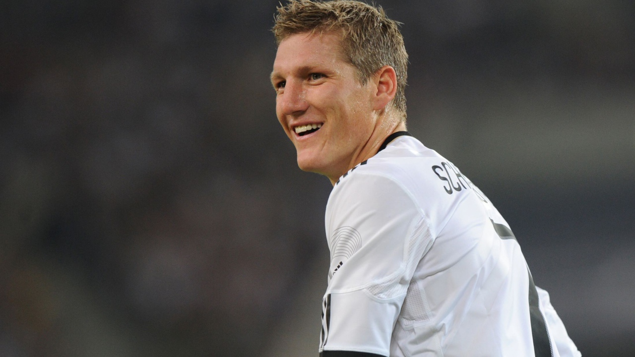 Игрок Баварии Бастиан Швайнштайгер улыбается