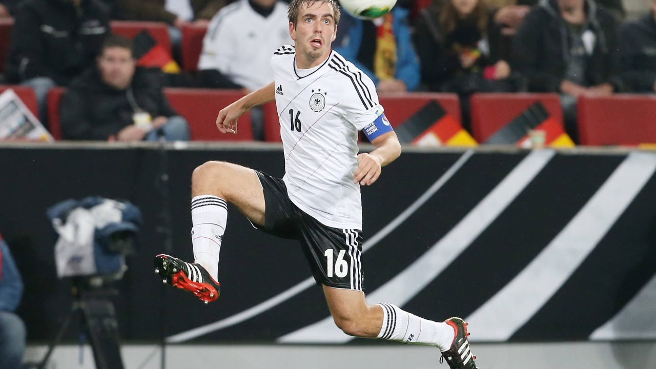 Игрок из Бавария Филипп Лам пытаясь ударить по мячу